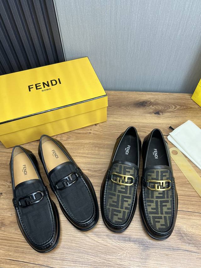 工厂价 Fend* 芬迪 Fd新品 Fend* O’Lock乐福鞋 采用进口牛皮材质拼接制成。此款乐福鞋鞋裙有显眼的缝线，鞋面饰有fend* O'Lock细节。