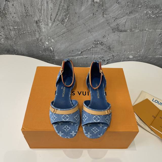 Louis Vuitton#路易威登春夏新品 顶级版本这款 Helios 凉鞋采用漂白monogram 牛仔帆布制成，搭配天然皮革饰边，引人注目。该表款以精致的