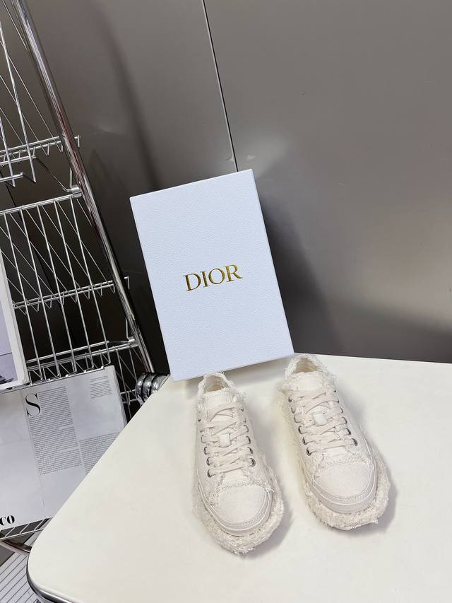 Dior迪奥2024Walk'N系列 流苏 刺绣 帆布鞋 休闲运动鞋 原版购入开发 做货 这款 Walk'N'Dior 厚底运动鞋是一款时尚单品，提升该系列的格