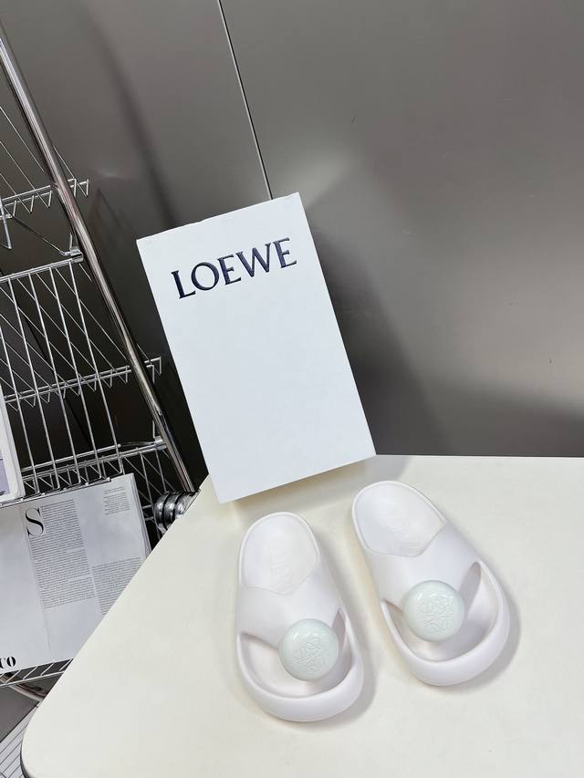 罗意威 Loewe 24S春夏新款 Ease 泡泡夹脚 沙滩鞋 凉拖鞋 原版购入开发做货 羊皮材质 舒适度极高，非常具有辨识度，美貌与实用并存舒适而不单调的拖鞋