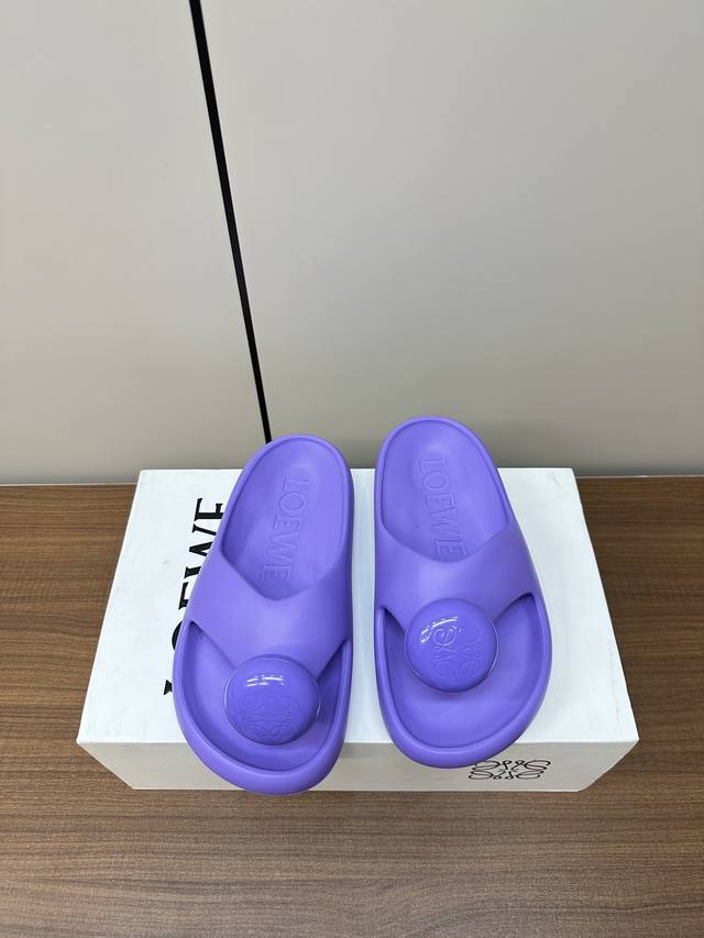 罗意威 Loewe 24S春夏新款 Ease 泡泡夹脚 沙滩鞋 凉拖鞋 原版购入开发做货 乳胶材质 舒适度极高，非常具有辨识度，美貌与实用并存舒适而不单调的拖鞋
