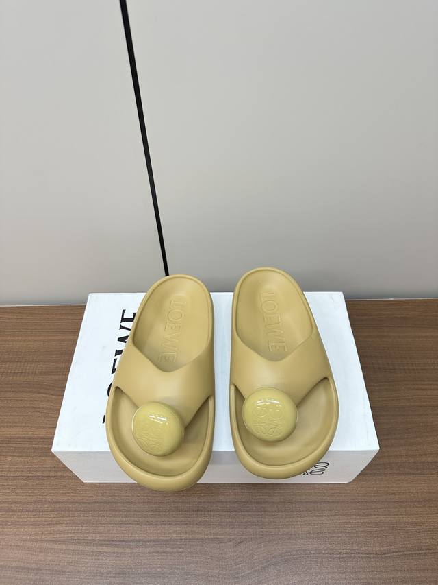 罗意威 Loewe 24S春夏新款 Ease 泡泡夹脚 沙滩鞋 凉拖鞋 原版购入开发做货 乳胶材质 舒适度极高，非常具有辨识度，美貌与实用并存舒适而不单调的拖鞋