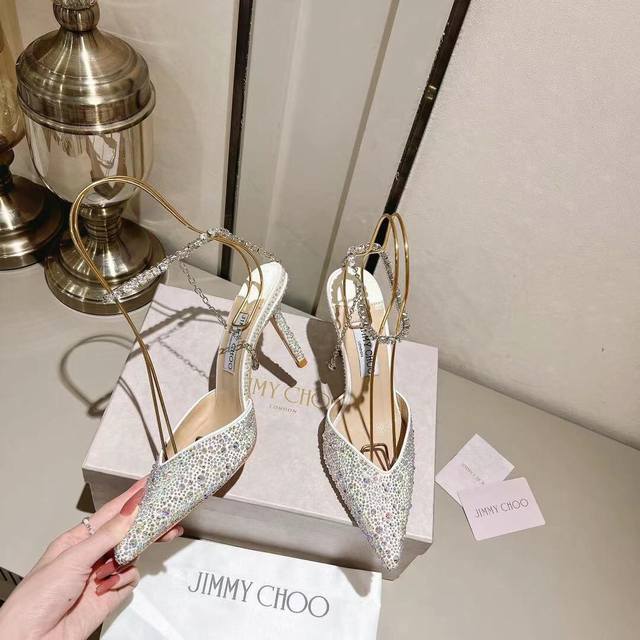 Jimmy Choo 吉米周 是一个非常全面之尊贵时尚生活品牌， 香港,美国等大时尚博主及明星的同款表带女士高跟凉鞋系列。 澳大利亚尖头镶珍珠系列、水钻系列简直