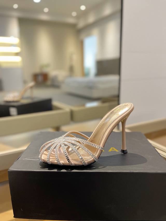 价格 Alevi Mlano 阿列维 姆拉诺 Alevi Milano Sally 高跟走秀半拖 一个享有盛誉的奢侈鞋品牌 由两位意大利本土女性共同创作 瓦伦蒂
