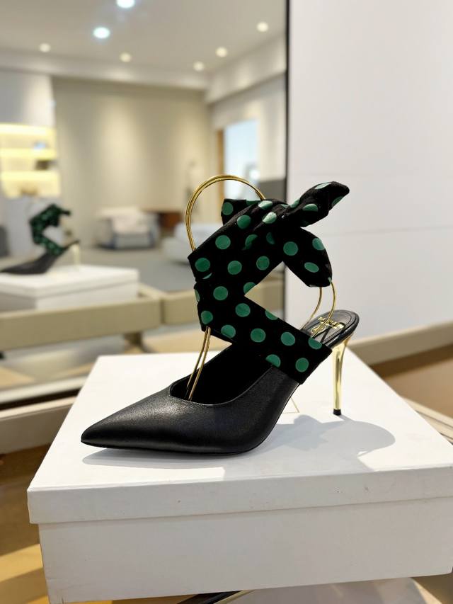 价格 ， * 巴尔曼2024春夏最新款走秀后绑带高跟拖鞋 品牌巴尔曼由法国时装设计师 皮埃尔.巴尔曼 先生创立于1945年的老牌定制时装屋，与、并列成为二战之后