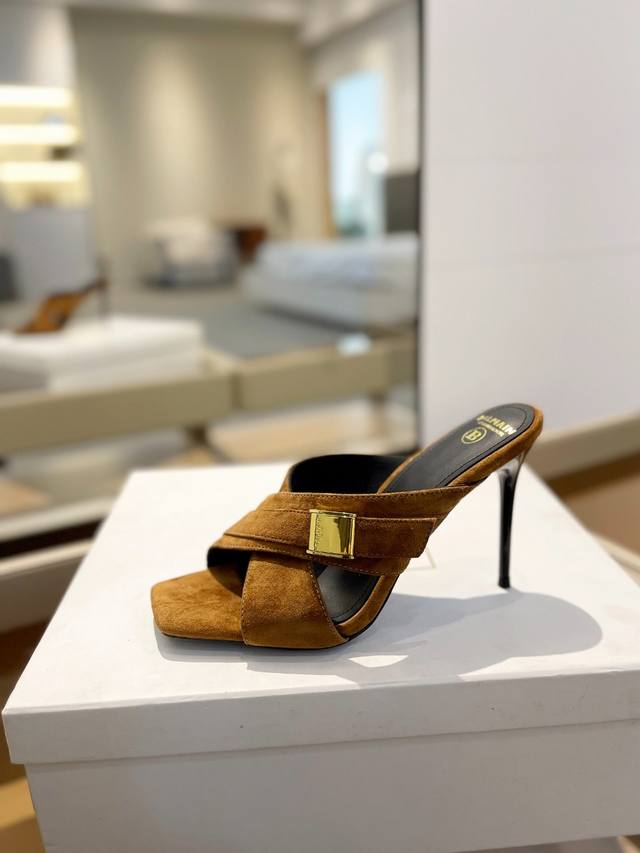 价格 ， * 巴尔曼2024春夏最新款走秀绒面高跟拖鞋 品牌巴尔曼由法国时装设计师 皮埃尔.巴尔曼 先生创立于1945年的老牌定制时装屋，与、并列成为二战之后的