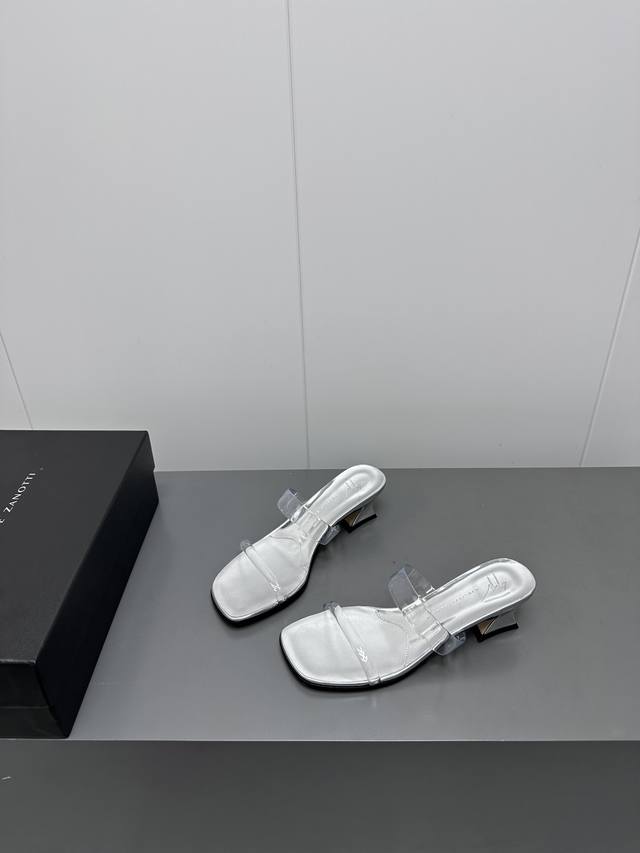 出厂 Gz透明高跟拖鞋水晶高跟拖鞋 Giuseppe Zanotti 春夏新款水晶高跟拖鞋 意大利超小众品牌，这个系列的拖鞋穿上去，真的有点小仙女的感觉！透明带