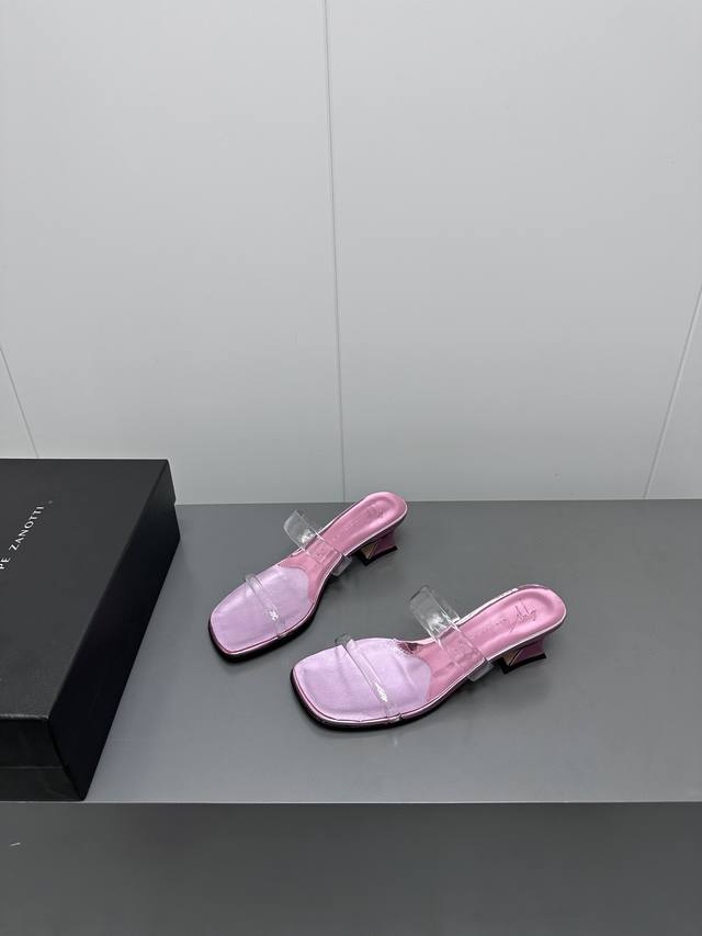 出厂 Gz透明高跟拖鞋水晶高跟拖鞋 Giuseppe Zanotti 春夏新款水晶高跟拖鞋 意大利超小众品牌，这个系列的拖鞋穿上去，真的有点小仙女的感觉！透明带