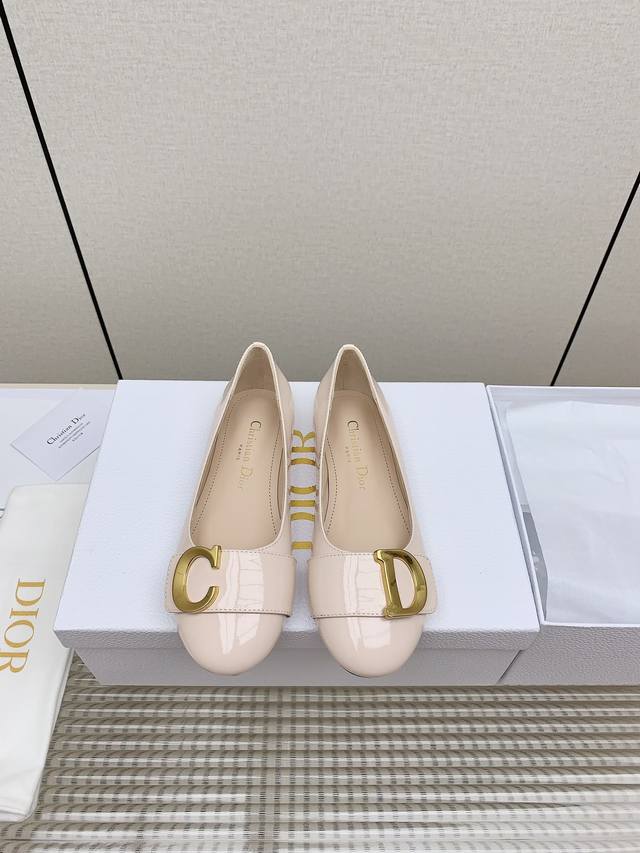 出厂 高版本 Dior最新款菱格芭蕾舞鞋 几个月前再次专柜原版购入调试 历经数月完美蜕变呈现 芭蕾舞鞋 永恒的经典 保持高雅 精美的风格 明星 网红上脚随处可见