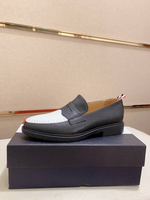 工厂价 Thom Browne 汤姆 布朗 New York 汤姆再上爆款！这个邪魅酷感的新锐品牌 让我们在这个夏天有了放松 时髦 个性的新选择 Tb白鞋风暴.