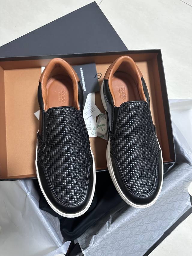 Tiziano 是杰尼亚 Couture 系列的“主打款”运动鞋 彰显品牌为人著称的精致工艺细节 本季推出黑色套穿款 采用 Pelletessuta 和光滑小牛