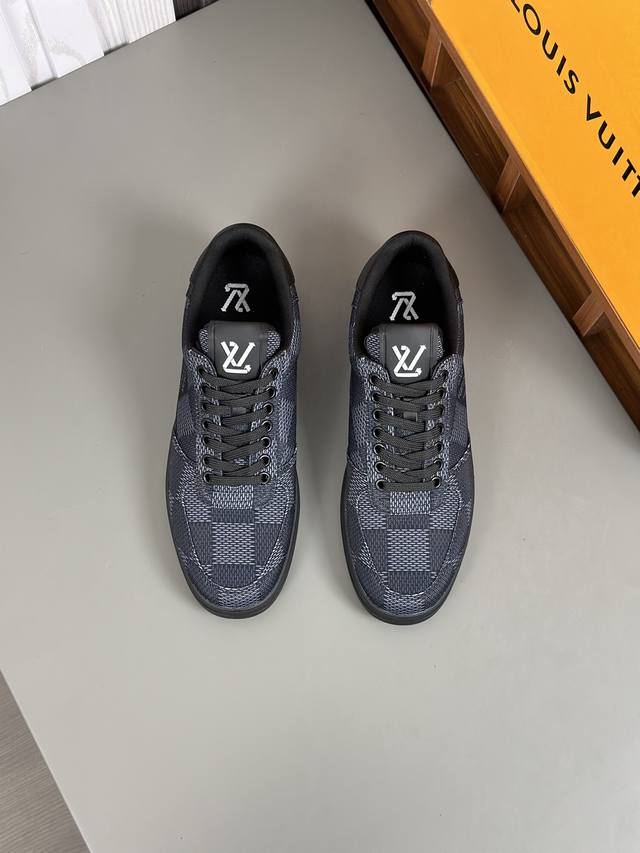 Louis Vuitton 路易威登 -高端品质 原单 -鞋面 意大利进口反毛牛皮、高周波品牌logo -内里 高弹力帆布布匹，牛皮垫脚 -大底 超轻tpu发泡