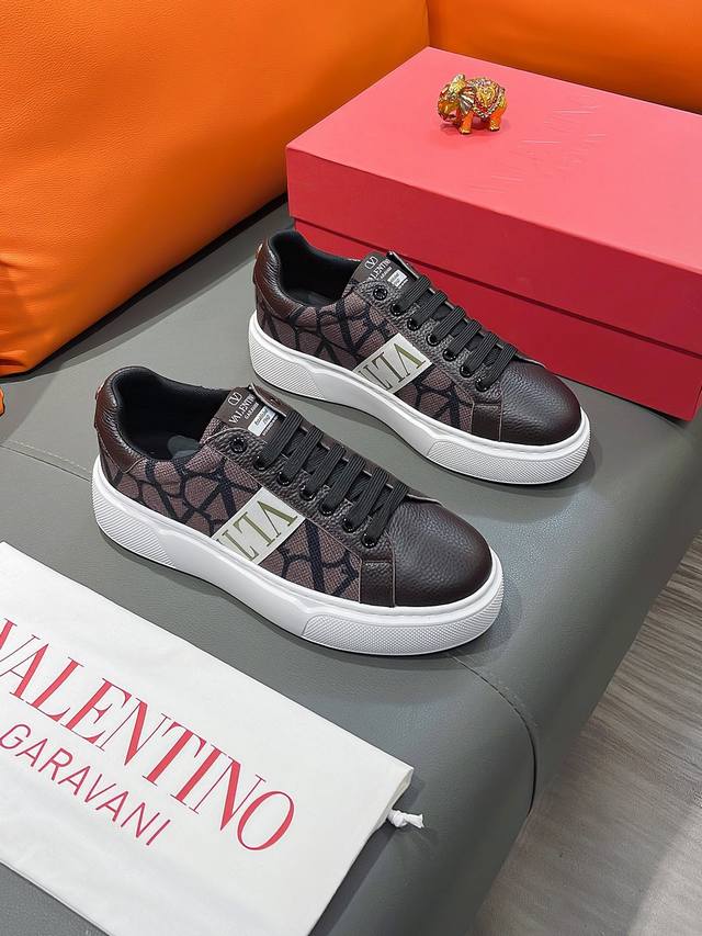 商品名称 Valentino 华伦天奴 正规码数 38-44 休闲鞋 商品材料 精选 头层牛皮鞋面，进口羊皮内里；原厂大底。