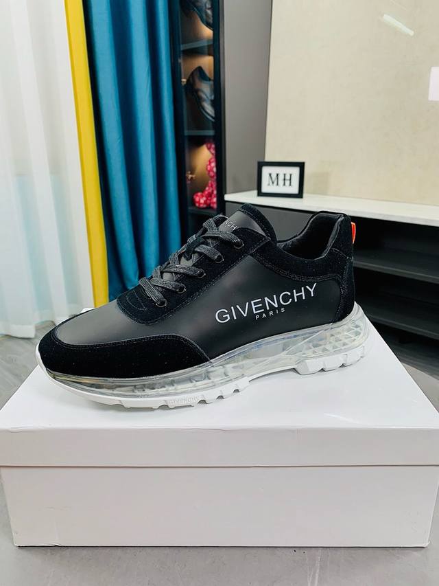 出厂价 Givenchy 纪梵希 高端版本 专柜同步发售鞋面 意大利进口品牌logo印花布匹 尽显奢华，羊皮内里加上双层组合，脚感舒适，鞋底 原厂特供气垫tup