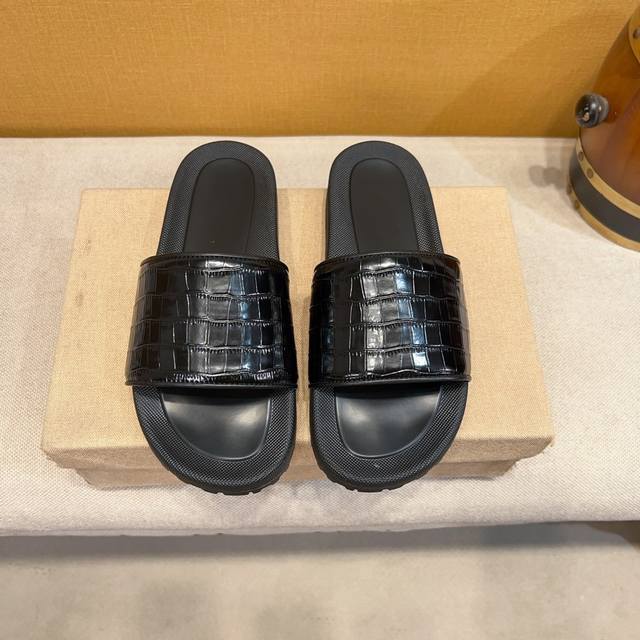 Guccl古奇 2024款 休闲时尚凉拖鞋，大底面料采用石头纹牛皮特制面料，款式新颖时尚，与官方质量相比。高端官方版1 1开模定制，原版橡胶大底，更轻便，防滑，