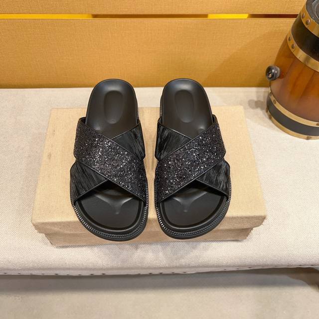 Guccl古奇 2024款 休闲时尚凉拖鞋，大底面料采用牛皮+特殊材料特制面料，款式新颖时尚，与官方质量相比。高端官方版1 1开模定制，原版橡胶大底，更轻便，防