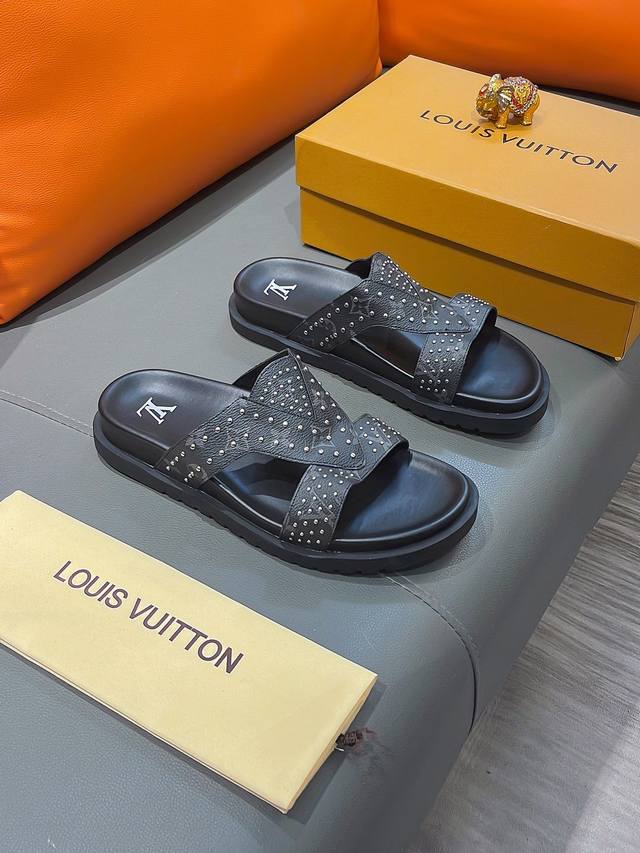 商品名称 Louis Vuitton 路易 威登 正规码数 38-44 拖鞋 商品材料 精选 意大利进口原版面料，原厂特供原版底。 - 点击图像关闭