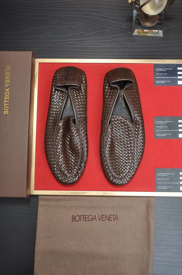 出厂价 Botteg Venetta Bv 钱包鞋 独家新款 官网新款 鞋面以上乘的顶级小牛皮制作 细腻的手感 流淌奢华的质感 为精致男士量身制作 铸就高贵气场