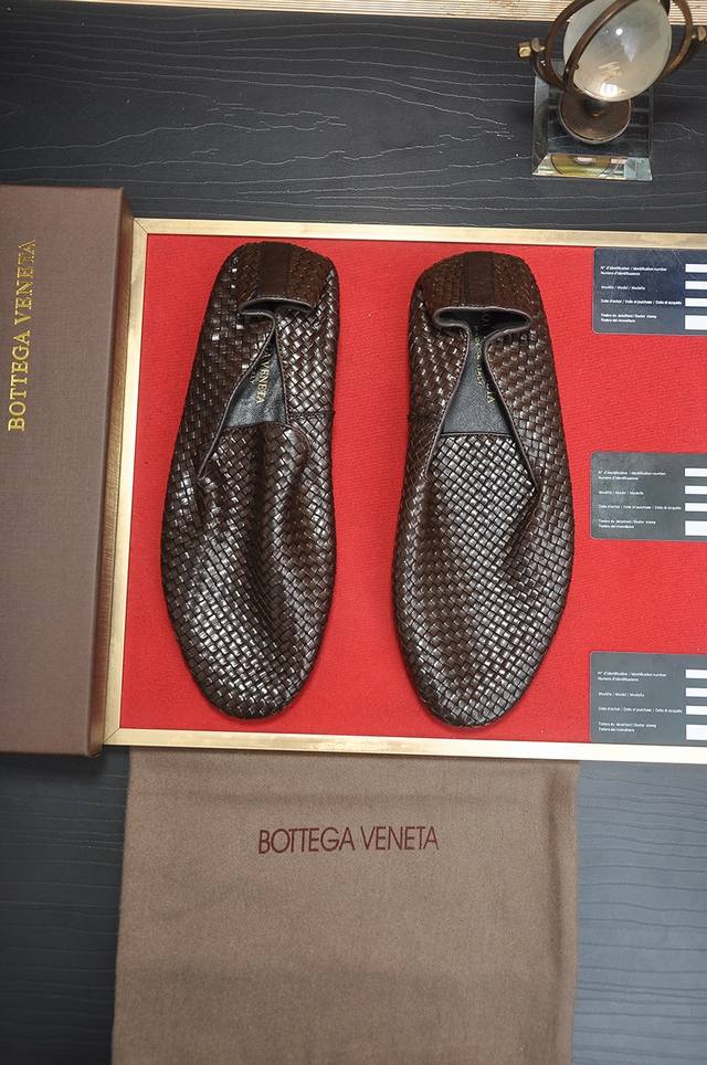 出厂价 Botteg Venetta Bv 钱包鞋 独家新款 官网新款 鞋面以上乘的顶级小牛皮制作 细腻的手感 流淌奢华的质感 为精致男士量身制作 铸就高贵气场