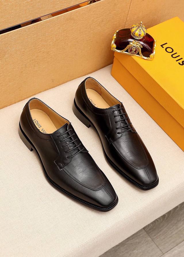 商品商标 Louis Vuitton 路易威登 商务皮鞋 正码码数 38-44 45.46.47订制 商品材料 精选 进口头层小牛皮鞋面，进口头层牛皮内里。强烈