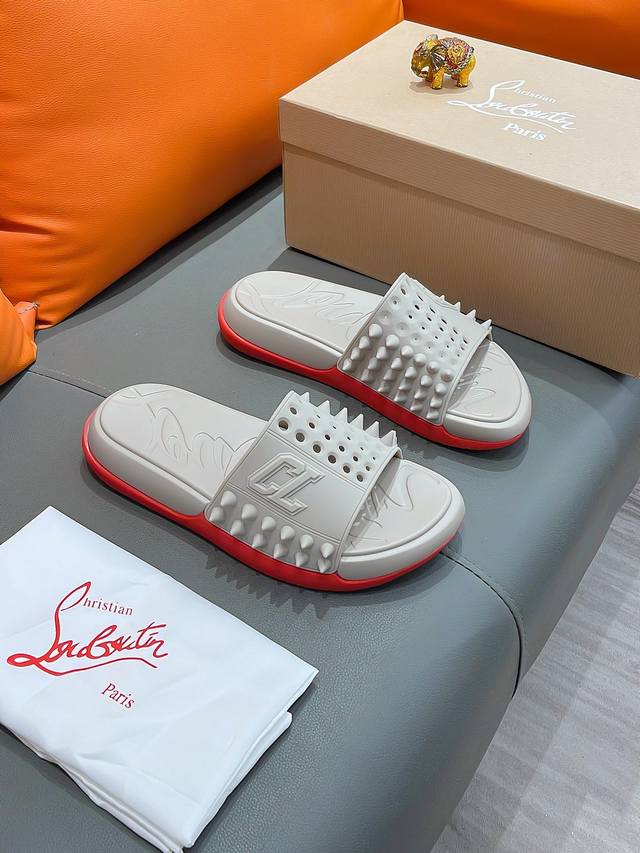 商品名称 Christian Louboutin Cl 正规码数 38-44 拖鞋 商品材料 精选 意大利进口原版面料，原厂特供原版底。