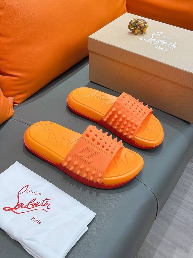 商品名称 Christian Louboutin Cl 正规码数 38-44 拖鞋 商品材料 精选 意大利进口原版面料，原厂特供原版底。