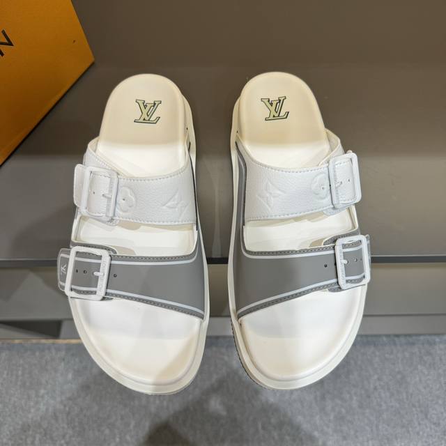 实价 码数38-45 Lv路易威登 最新款 系列 Oblique 厚底 拖鞋 凉鞋 原版购入开发 做货 这款 Lv H-Town 凉鞋致敬运动风格经典标识，彰显