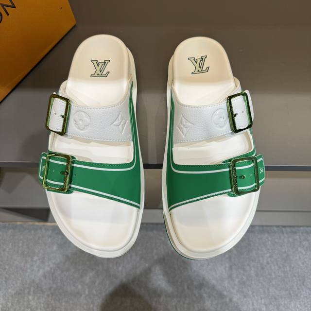 实价 码数38-45 Lv路易威登 最新款 系列 Oblique 厚底 拖鞋 凉鞋 原版购入开发 做货 这款 Lv H-Town 凉鞋致敬运动风格经典标识，彰显
