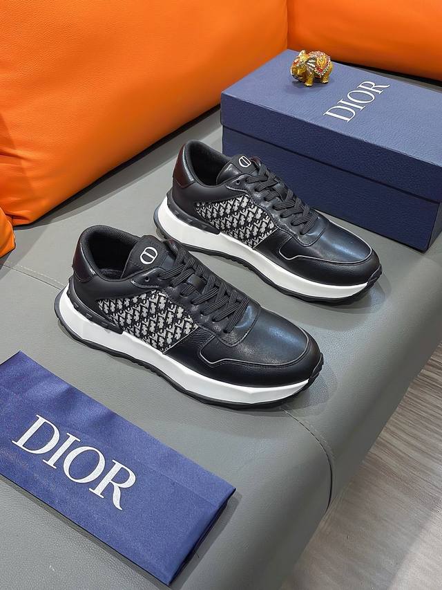 商品名称 Dior 迪奥 正规码数 38-44 休闲鞋 商品材料 精选 牛皮鞋面，柔软羊皮内里；原厂大底。