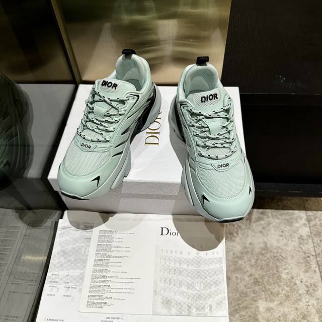 工厂价格批 、Dior 2024系列新品这款 C ' Est Dior 运动鞋彰显醒目而时尚的风范。精心制作，鞋面侧边分别展示 C 和 D 字母尽显格调，细节也