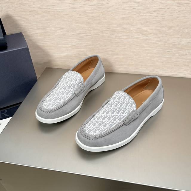 迪奥 Dior Granville 23Ss男士新款绒面提花乐福鞋 这款 Dior Granville 乐福鞋是一款休闲的正装鞋履。采用牛皮反绒面革拼接obli