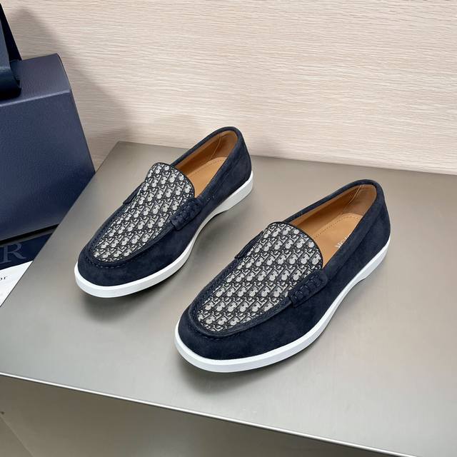 迪奥 Dior Granville 23Ss男士新款绒面提花乐福鞋 这款 Dior Granville 乐福鞋是一款休闲的正装鞋履。采用牛皮反绒面革拼接obli