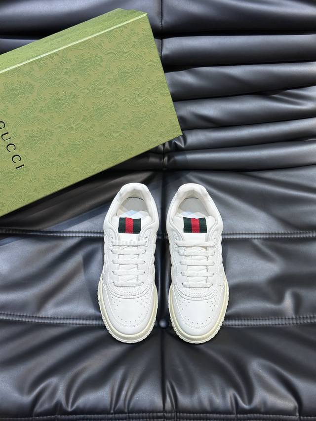 Gucc*古驰 Re-Web系列情侣款织带皮革运动鞋，作为sabato De Sarno为gucci打造的首款运动鞋，Re-Web系列焕新演绎品牌经典条纹，以大