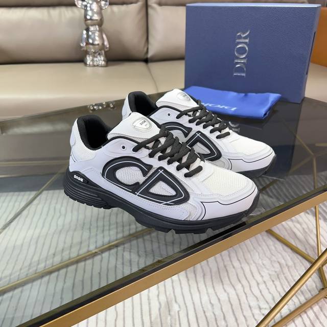 迪奥 家新款b30 低帮运动鞋 采用灰色网眼织物和白色科技面料精心制作，饰以反光“Cd30”图形标志，鞋跟和鞋舌饰以“Dio B30”和“Cd30”标志。格外轻