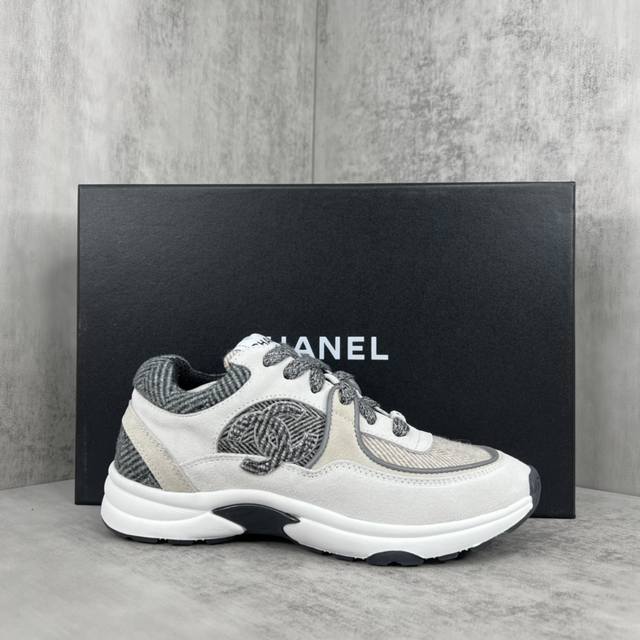 新款上架 Chanel香奈儿23 Ss 新款印花毛呢运动鞋 经典设计 鞋面多种工艺电绣的风格 大底却时尚运动 不平凡的拥入了多种熊猫鞋配色元素 码数：女款35-