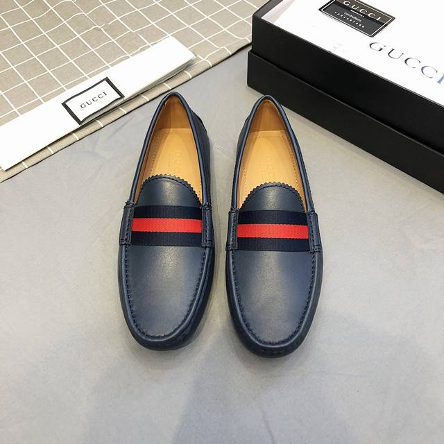Gucci家 古奇男士豆豆鞋 专柜同步 高端品质 市场上顶级版本 纯手制作 牛皮粒纹杏色牛里。黑色，尺码38-45。