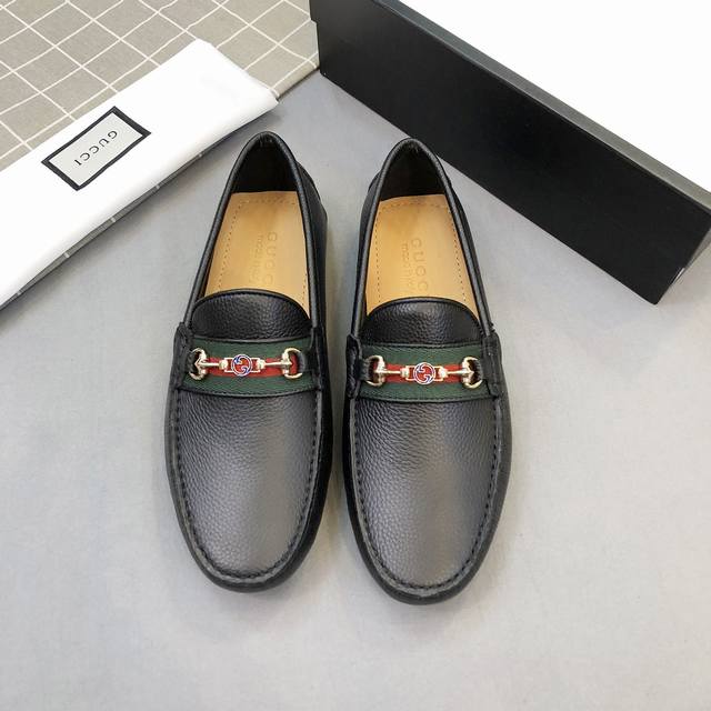 Gucci家 古奇男士豆豆鞋 专柜同步 高端品质 市场上顶级版本 纯手制作 牛皮粒纹杏色牛里。黑色，尺码38-45。