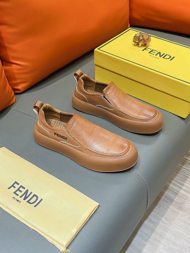 商品名称：Fendi 芬迪 正规码数 38-44 套脚鞋 商品材料：精选 进口牛皮鞋面，柔软羊皮内里；原厂大底。