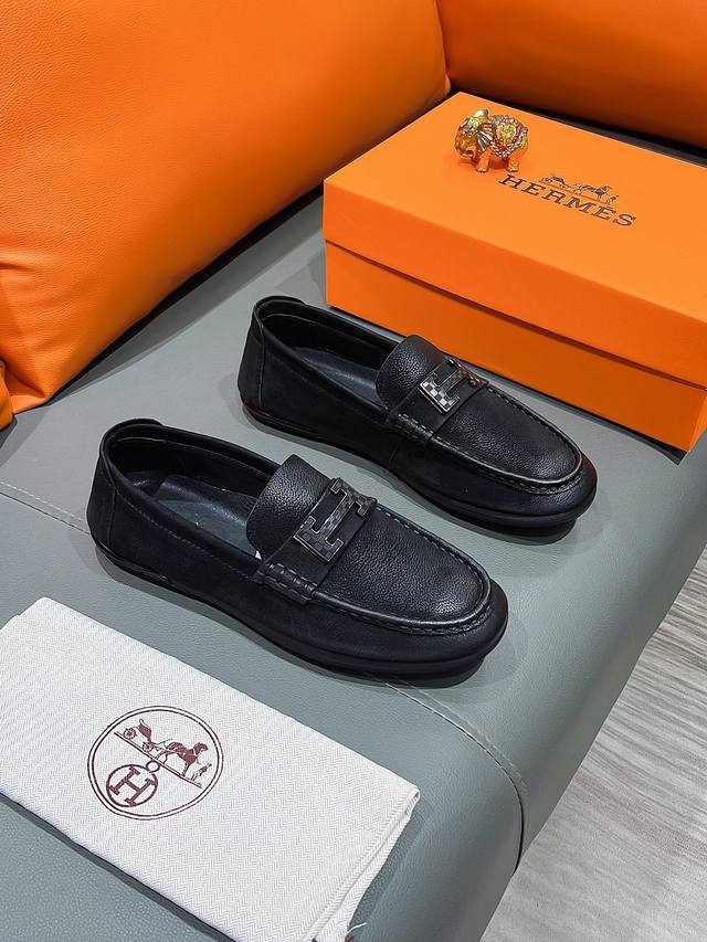 商品名称：Hermes 爱马仕 正规码数 38-44 豆豆鞋 商品材料：精选 牛皮鞋面，柔软羊皮垫脚；原厂大底。