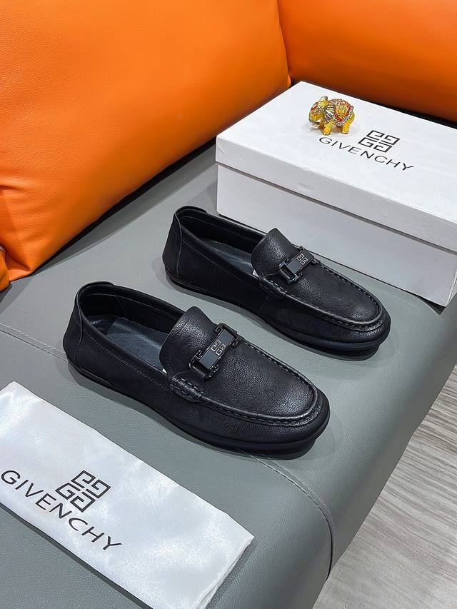 商品名称：Givenchy 纪梵希 正规码数 38-44 豆豆鞋 商品材料：精选 牛皮鞋面，舒适羊皮内里；原厂大底。