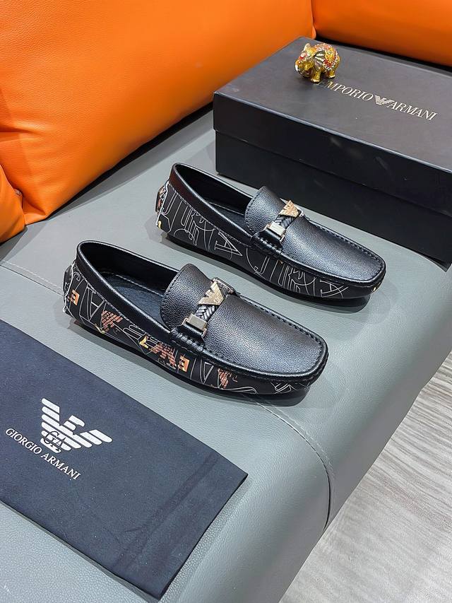商品名称：Armani 阿玛尼 正规码数 38-44 豆豆鞋 商品材料：精选 牛皮鞋面，柔软羊皮垫脚；原厂特供大底。