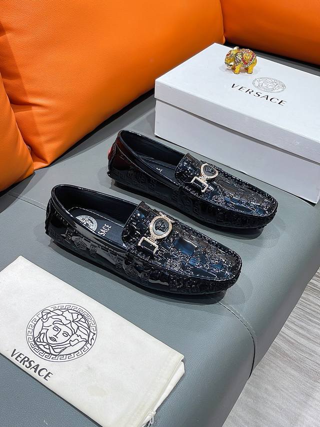 商品名称：Versace 范思哲 正规码数 38-44 豆豆鞋 商品材料：精选 牛皮鞋面，柔软羊皮内里；原厂大底。