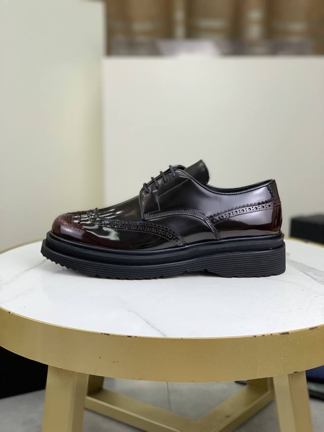 工厂价 原单品质，顶级版本 Ｐｒａｄａ 普拉达.男士商务休闲皮鞋，顶级牛货.1:1出货奢华尊贵全部采用进口原版品牌布料，只为打造更为舒适的穿着体验，鞋面：原版舒
