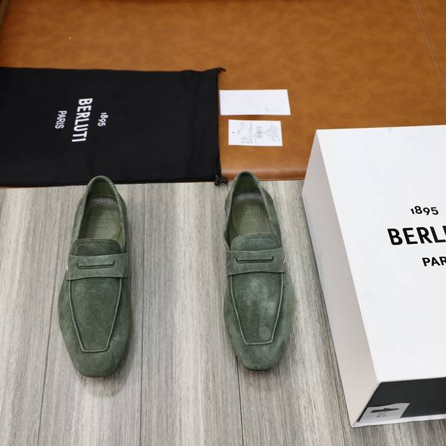 出厂价 Berluti布鲁提男士套脚乐福鞋 这款具有独特现代感的鞋履打破常规，用皮质鞋面搭配极为柔韧且超轻的鞋底。面料采用原版磨砂牛皮纯手工雕刻色。柔软水染牛皮