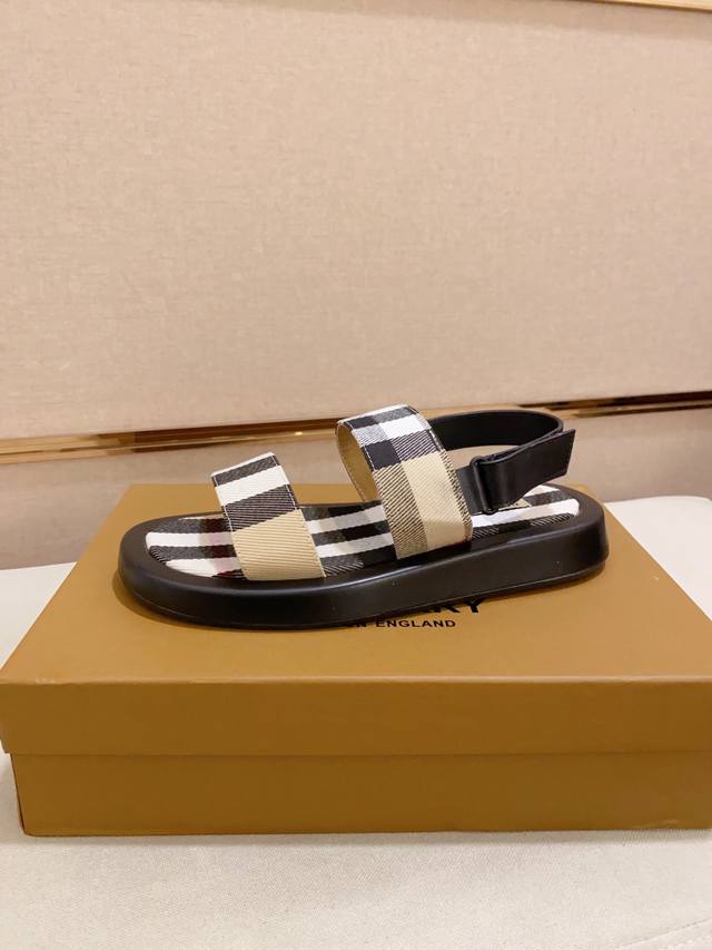 工厂价 Burberry 巴宝莉 凉鞋 男鞋高端品牌 官网1:1最新力作：原版开模定制，面料釆用进口原版材料制作，升级版大底，更轻便，防滑。市场顶级品质，简单不