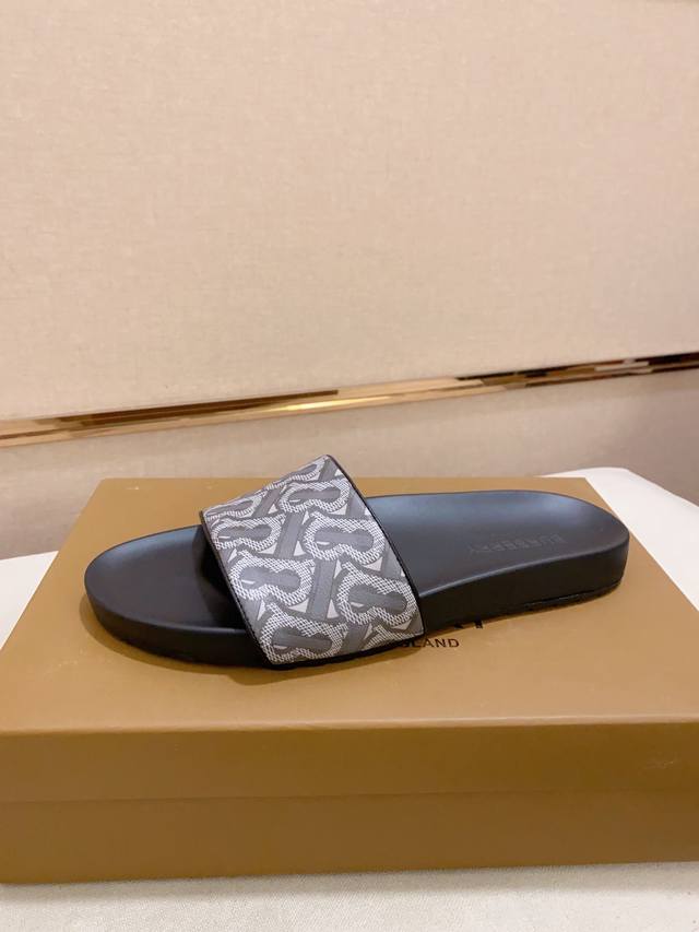 工厂价 Burberry 巴宝莉 拖鞋 男鞋高端品牌 官网1:1最新力作：原版开模定制，面料釆用进口原版材料制作，升级版大底，更轻便，防滑。市场顶级品质，简单不