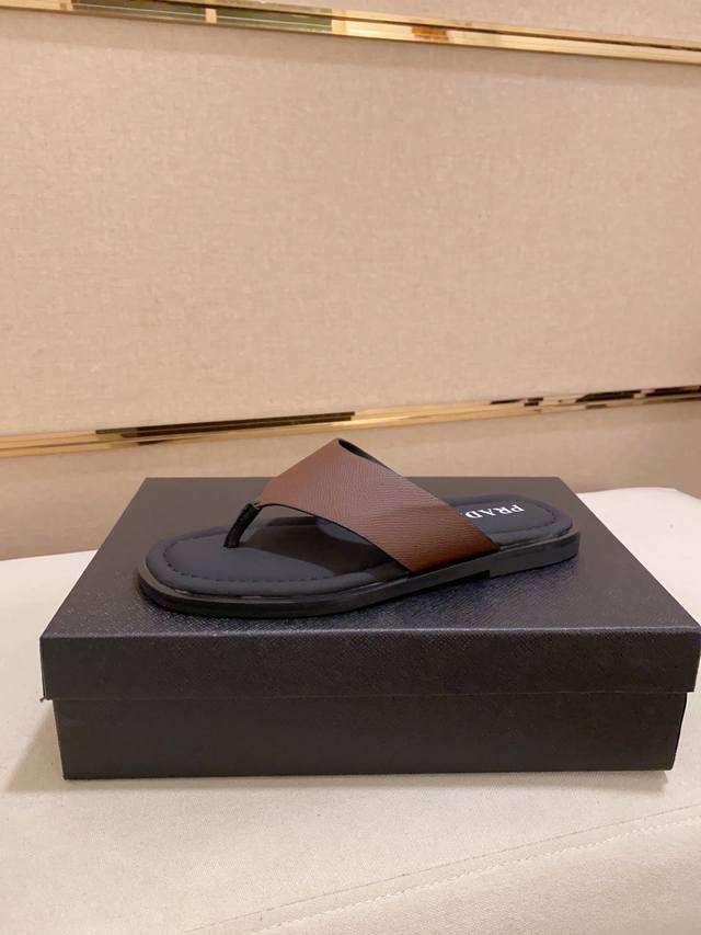 工厂价 Prada普拉达 顶级版 Size38-44 45.46定做 这款 Alias 凉鞋是二零二三夏季新品，彰显休闲高雅的风范。采用掌纹粒面牛皮革、Obli - 点击图像关闭