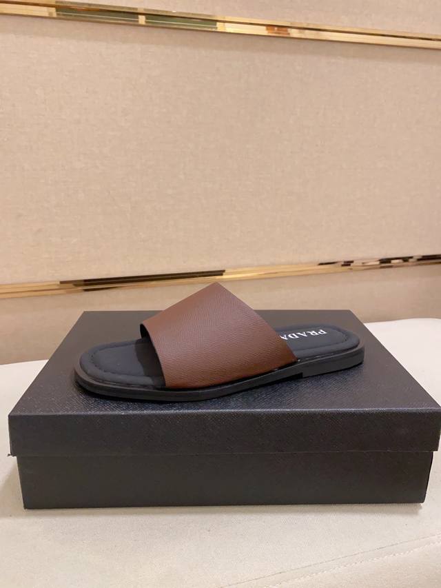 工厂价 Prada普拉达 顶级版 Size38-44 45.46定做 这款 Alias 凉鞋是二零二三夏季新品，彰显休闲高雅的风范。采用掌纹粒面牛皮革、Obli