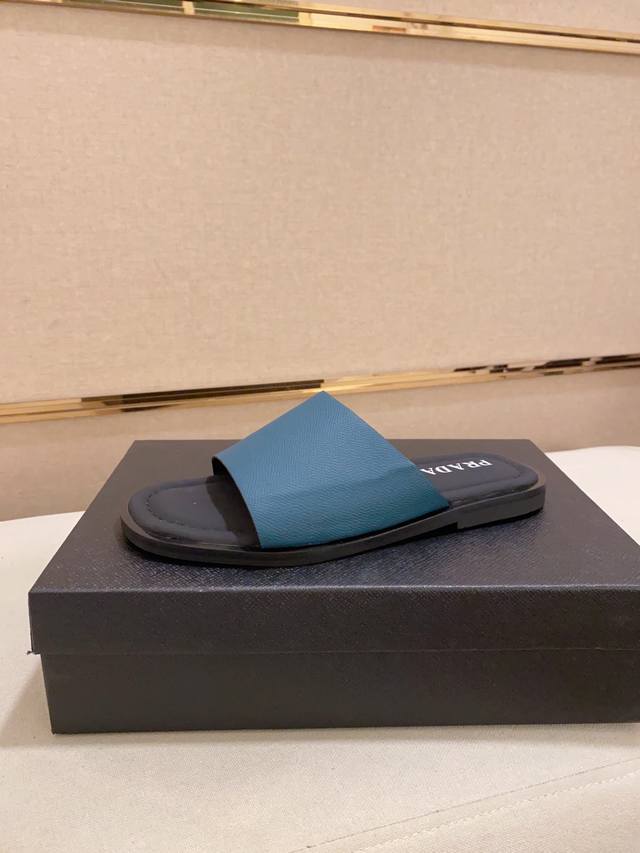 工厂价 Prada普拉达 顶级版 Size38-44 45.46定做 这款 Alias 凉鞋是二零二三夏季新品，彰显休闲高雅的风范。采用掌纹粒面牛皮革、Obli