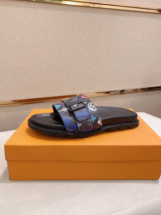 工厂价 Loui Vuitto 高端顶级原单拖鞋 Size：38-45。颜色：多色可选 全新系列 进口原版lv， 小牛皮制作 高档舒适 Pu原版两层大底轻盈耐磨
